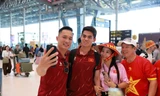 Người hâm mộ vỡ òa sung sướng, vây quanh những người hùng U22 Việt Nam