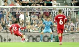 Salah kiến tạo, kỷ lục gia 16 tuổi ghi bàn giúp Liverpool đánh bại Newcastle