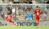 Salah kiến tạo, kỷ lục gia 16 tuổi ghi bàn giúp Liverpool đánh bại Newcastle