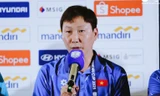 HLV Kim Sang-sik phát biểu tại họp báo