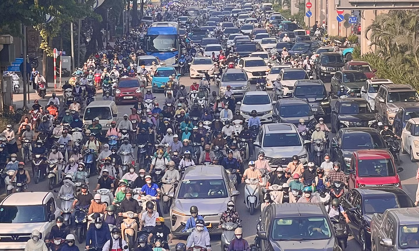 Kẹt cứng nhiều tuyến phố Hà Nội ngày đầu học sinh đến trường sau khai giảng