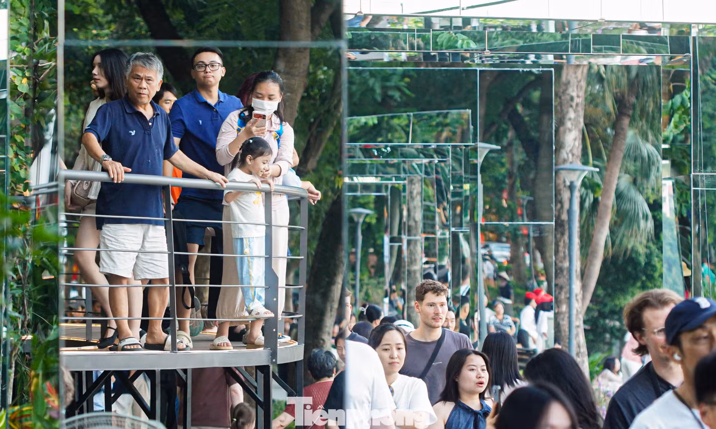 Nườm nượp khách đến Hồ Hoàn Kiếm trải nghiệm cầu dải lụa, khung gương ngày đầu mở cửa