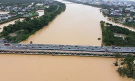 Rút đoàn tàu hỏa chở đá khỏi vị trí ‘trấn giữ’ cầu Bạch Hổ