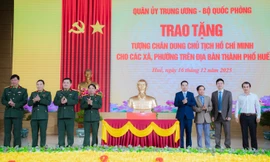 Trao tặng tượng chân dung Chủ tịch Hồ Chí Minh cho 40 phường, xã tại Huế