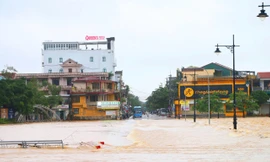 Huế chìm trong nước, còi hú cảnh báo vang khắp thành phố