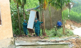 Khẩn cấp di dời dân vùng nguy cơ trượt lở núi giữa mưa rất lớn tại Huế