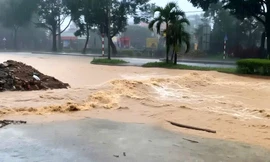 Huế kêu gọi tàu thuyền vào bờ, di dời khẩn cấp nhiều hộ dân do mưa rất lớn, gió mạnh