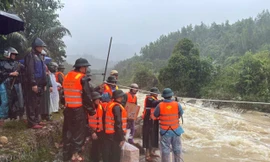 Lực lượng Biên phòng Huế căng dây sơ tán dân, tiếp tế lương thực qua vùng lũ dữ