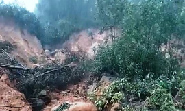 Sạt lở đồi núi ở Chân Mây - Lăng Cô, giao thông ách tắc