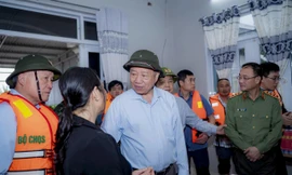 Tổng Bí thư Tô Lâm thăm, tặng quà người dân vùng tâm lũ TP. Huế