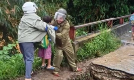 Lũ cuốn trôi cầu, công an túc trực hỗ trợ dân, đưa học sinh đến trường an toàn