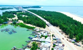 Vì sao công trình cầu vượt cửa biển dài nhất miền Trung chưa thể thông xe toàn tuyến?