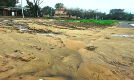 Vì sao đường lát gỗ lim tiền tỷ ven sông Hương vẫn ‘mắc kẹt’ trong bùn nhiều ngày sau lũ?