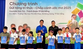 Trao quà, học bổng tiếp sức ước mơ cho thiếu nhi vùng núi Đà Nẵng