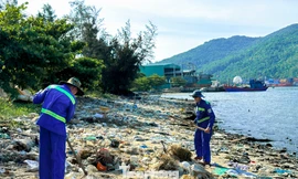 Rác thải ngập ngụa, bốc mùi hôi thối ở vịnh Mân Quang