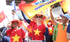 Hàng nghìn người chen chân cổ vũ đua thuyền dịp lễ 2/9