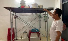 Người dân vùng ngập Mẹ Suốt khẩn trương kê dọn đồ đạc trong đêm trước bão