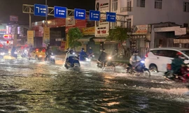 Người dân Đà Nẵng chật vật di chuyển giữa ‘biển nước’ sau mưa lớn