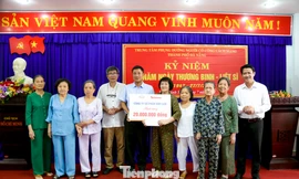 Công ty Him Lam và Báo Tiền Phong thăm, tặng quà người có công ở Đà Nẵng