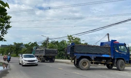 Nhiều xe tải lớn lưu thông vào tuyến ĐH2.