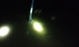 Thót tim cảnh người đàn ông ôm cột điện kêu cứu giữa dòng lũ đêm