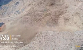 Kinh hãi đất đá ầm ầm đổ trúng xe múc đang dọn điểm sạt lở