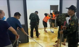 Lực lượng vũ trang xuyên đêm giúp dân dọn dẹp bùn, khử khuẩn bệnh viện