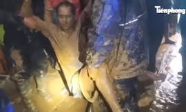 Quả đồi sạt lở vùi lấp hoàn toàn 6 nhà dân 