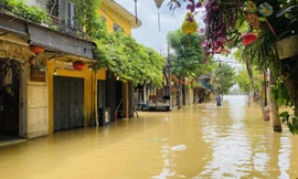 Phố cổ Hội An ngập nặng 