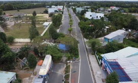 Hiện, tuyến đường ĐH4 đã được bàn giao cho chính quyền xã Xuân Phú quản lý. Về giải pháp, xã sẽ phải bổ sung vào danh mục đầu tư công rồi xin nguồn vốn để tiếp tục thực hiện phần còn lại theo đúng quy định, nếu không thống nhất có thể cưỡng chế.