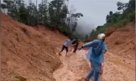 Clip: Tháo chạy vì sạt lở, đất đổ ào ào xuống đường ở Đà Nẵng