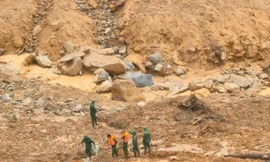 Núi phát ra tiếng nổ lớn, lực lượng tìm kiếm 3 người nghi bị vùi phải rút lui