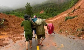 Hơn 2 giờ khiêng cáng đưa sản phụ vượt sạt lở đi sinh