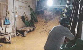 Đà Nẵng sạt lở kinh hoàng, đất tràn vào nhà dân lúc nửa đêm