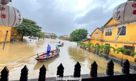 Du khách 'chạy lũ' ở phố cổ Hội An 