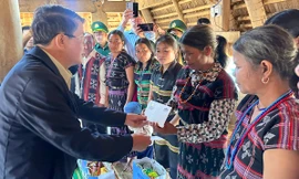 Phó Chủ tịch Quốc hội Nguyễn Đức Hải thăm hỏi, động viên người dân bị ảnh hưởng thiên tai ở xã biên giới Hùng Sơn.