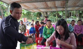 Trao sinh kế heo đen bản địa, mở hướng thoát nghèo cho người dân Trà Đốc