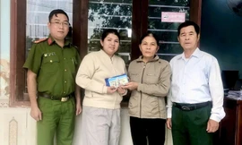 Gần 2.000 USD bị bỏ quên trong túi đồ cứu trợ bà con vùng lũ