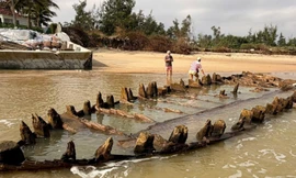 Chiếc tàu cổ trồi lên hoàn toàn sau bão số 13.