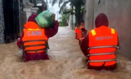 Vượt lũ xiết đưa cháu bé 8 tháng tuổi rơi xuống nước đi cấp cứu