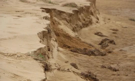 Hơn chục nghìn mét khối đất cát tràn vào ruộng đồng ở Đà Nẵng 