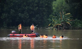 Ba người bị nước lũ cuốn trôi khi qua cầu lúc nước ngập ở Quảng Ngãi
