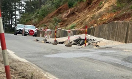 Quốc lộ 24 xuất hiện vết nứt dài 100m, mặt đường trồi lên hơn 1m