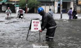 Mưa như trút, nhiều tuyến đường ở Quảng Ngãi chìm sâu trong biển nước