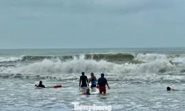 Sóng lớn dồn dập khi bão sắp về, nhiều người vẫn thản nhiên tắm biển 