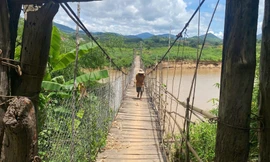 Rùng mình qua những cây cầu treo mục nát ở vùng cao Quảng Ngãi