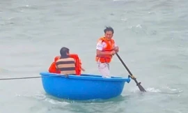 Cảnh anh Sanh và anh Quang lao ra cứu anh C. giữa sóng gió bão số 13.