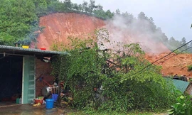 Quảng Ngãi: Núi sạt lở vùi lấp nhà dân, cả xã bị cô lập vì mưa lớn