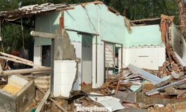 Bờ biển Quảng Ngãi tan hoang sau bão, người dân thất thần bên căn nhà chỉ còn vách tường nghiêng ngả