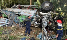 Xe tải rơi xuống mái taluy âm, 2 nạn nhân chết kẹt trong cabin, 2 người khác bị thương nặng